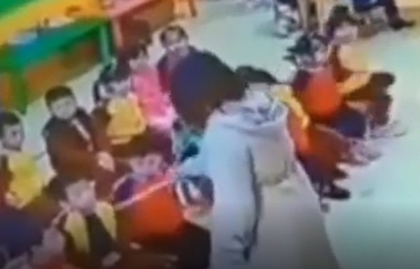 Xem camera thấy con gái bị bạo hành, người bố có hành động bất ngờ với cô giáo-1