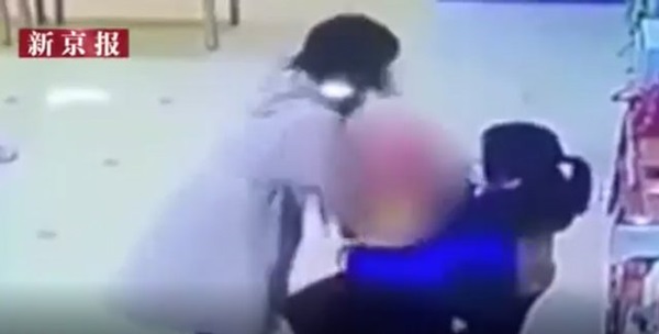 Xem camera thấy con gái bị bạo hành, người bố có hành động bất ngờ với cô giáo-3