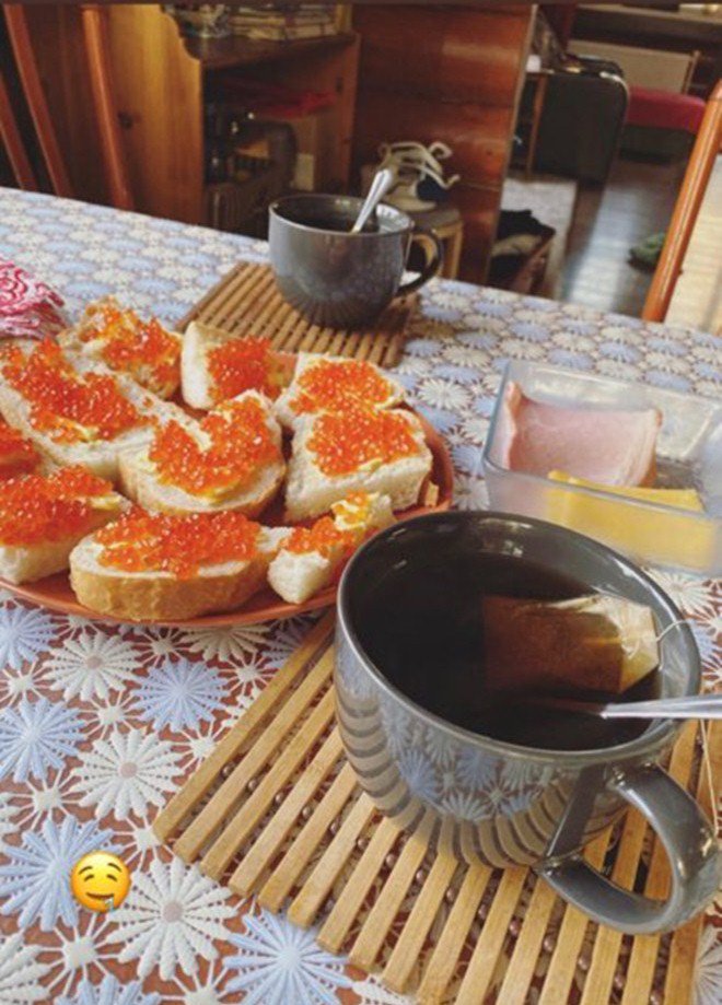 Hé lộ món bánh đặc biệt khiến mẹ Đặng Văn Lâm bật khóc mang ra sân bay cho con trai-5