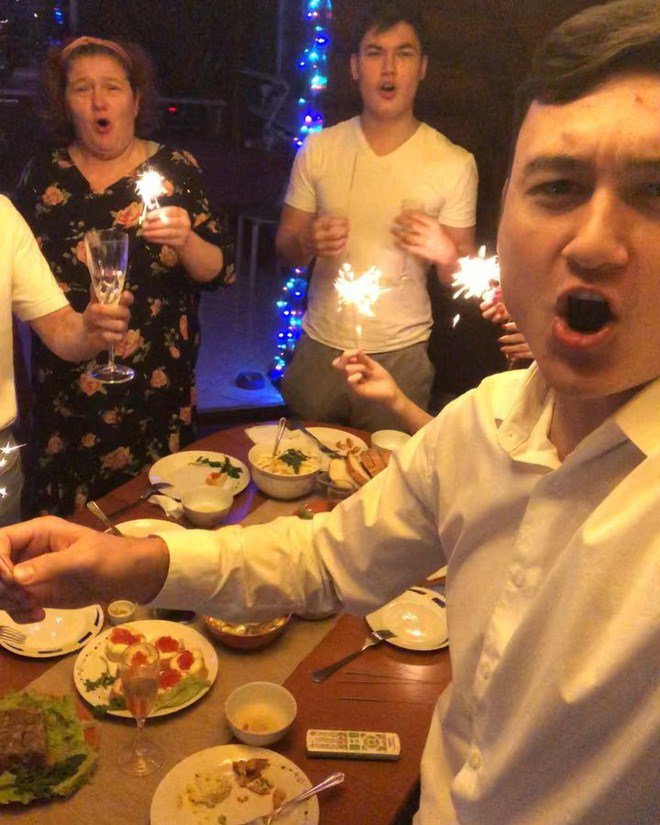 Hé lộ món bánh đặc biệt khiến mẹ Đặng Văn Lâm bật khóc mang ra sân bay cho con trai-6