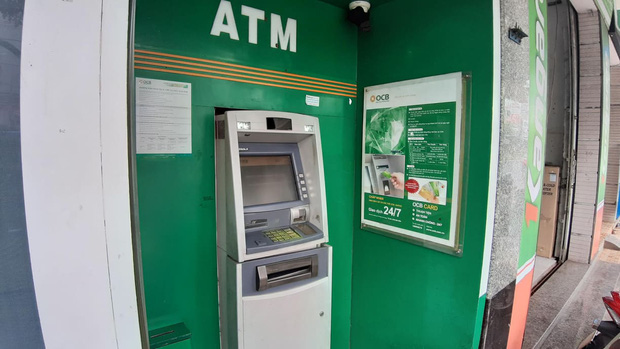 Truy tìm thanh niên bịt mặt, dùng đá cạy phá trụ ATM trước ngân hàng để trộm tiền-1