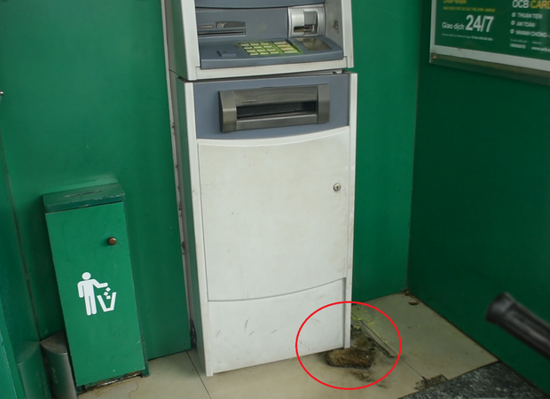 Truy tìm thanh niên bịt mặt, dùng đá cạy phá trụ ATM trước ngân hàng để trộm tiền-2