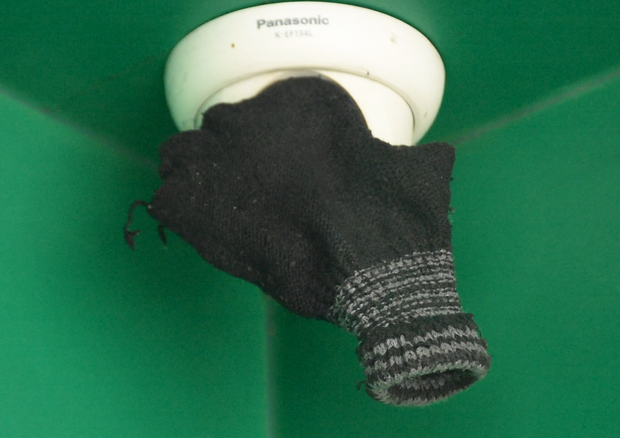 Truy tìm thanh niên bịt mặt, dùng đá cạy phá trụ ATM trước ngân hàng để trộm tiền-3