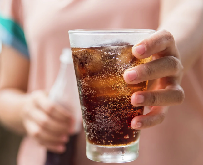 Bị cấm phá thai, nhiều bà mẹ ép con sơ sinh uống Coca mỗi ngày để giết chết đứa trẻ-1