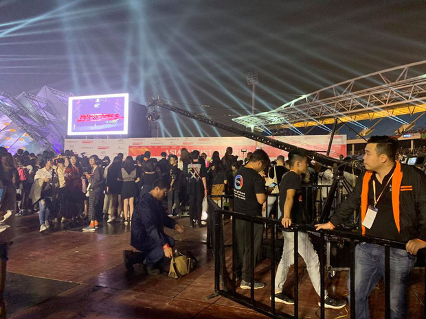 Khán giả bức xúc với BTC AAA 2019 sát giờ G: bắt fan phải chờ đợi 8 tiếng đồng hồ, quản lí lộn xộn và bất công với cả hạng vé đắt nhất!-1