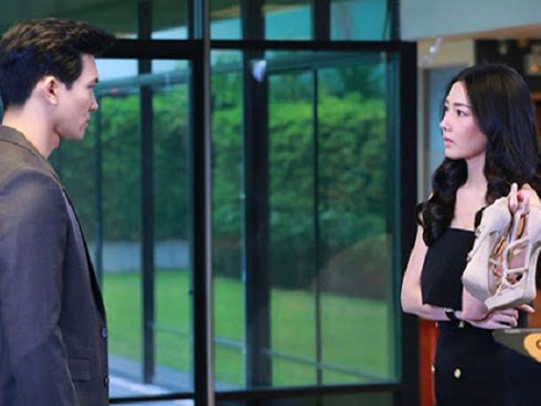 Thấy hàng xóm đi qua, chồng xuýt xoa khen