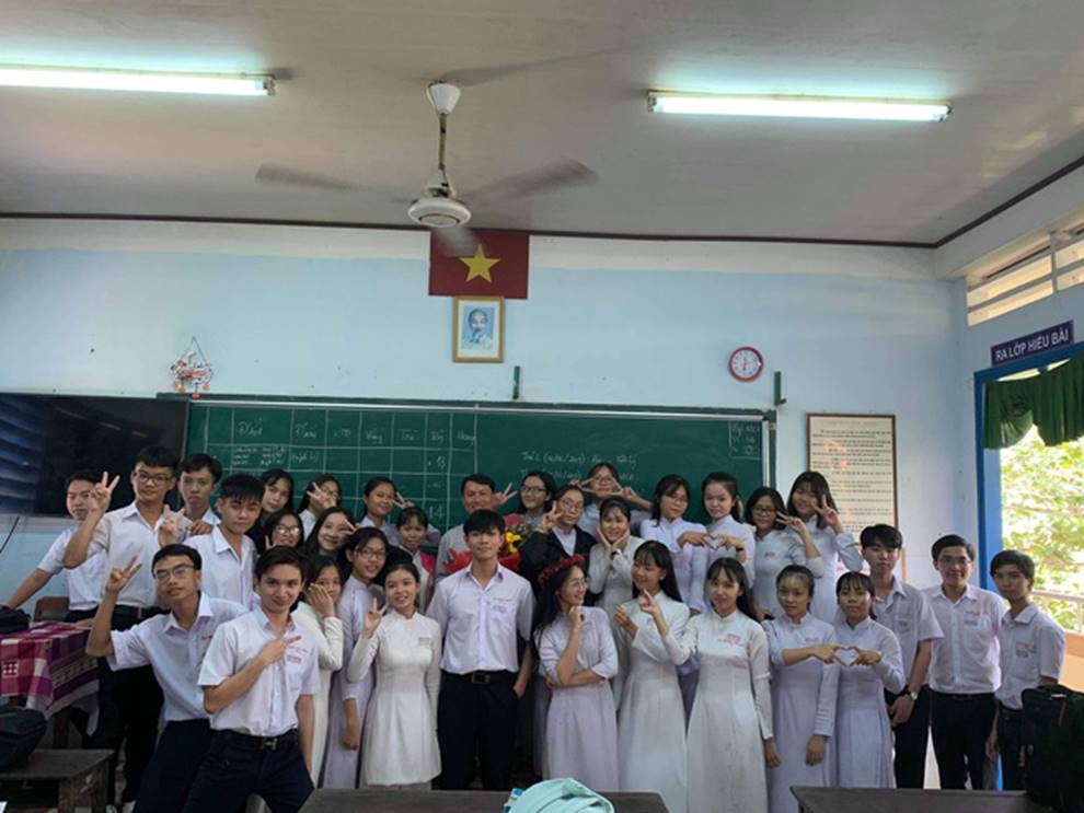 Đua trend chụp ảnh tone sur tone nhưng mấy ai làm lại được lớp học này, vì thứ họ mang ra tạo dáng cùng là... rất nhiều giấy khen-3