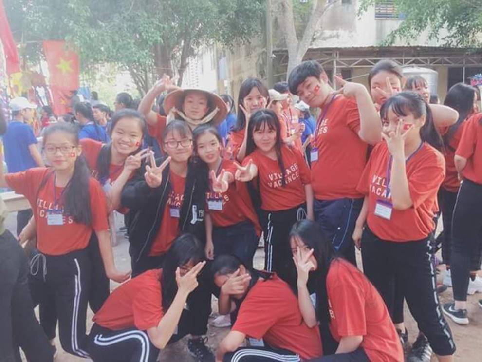 Đua trend chụp ảnh tone sur tone nhưng mấy ai làm lại được lớp học này, vì thứ họ mang ra tạo dáng cùng là... rất nhiều giấy khen-4