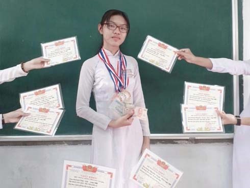 Đua trend chụp ảnh tone sur tone nhưng mấy ai làm lại được lớp học này, vì thứ họ mang ra tạo dáng cùng là... rất nhiều giấy khen