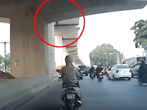 Người phụ nữ suýt bị vữa rơi trúng khi đi xe máy dưới gầm cầu