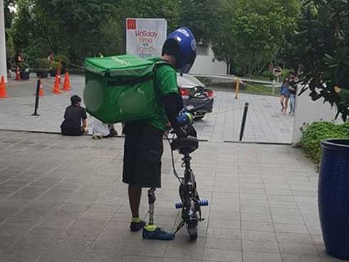 Định khiếu nại vì shipper giao đồ ăn muộn, cô gái kinh ngạc khi nhìn xuống chân anh
