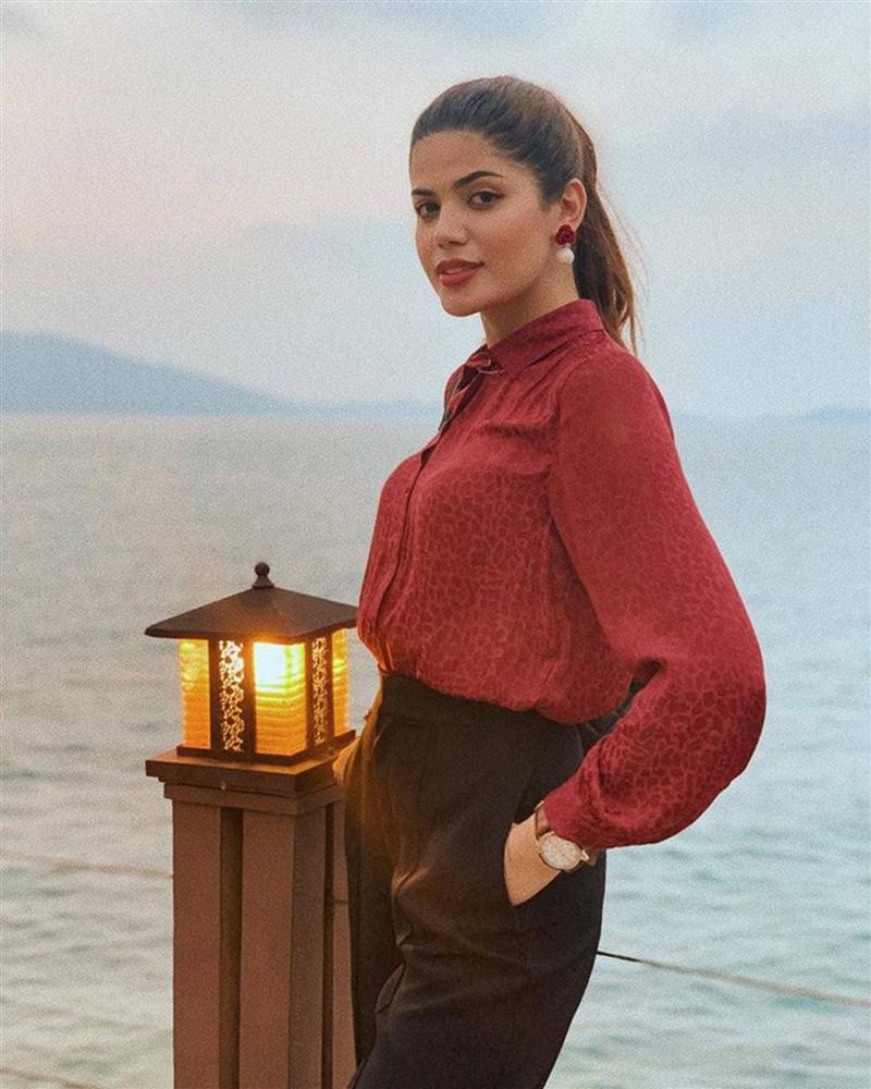 Hoa hậu đồng hành cùng đoàn Việt Nam ở SEA Games chuộng bikini xẻ cao-7