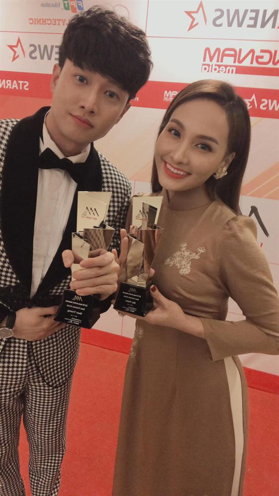 Phim hết tình tan: Quốc Trường và Bảo Thanh lên đồ như người dưng ngược lối dù sóng đôi trên thảm đỏ AAA-7