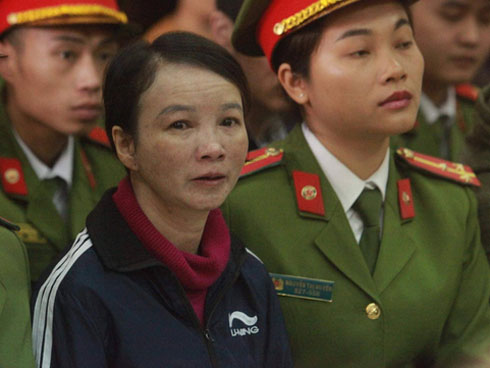 Bị tuyên án 20 năm tù giam, mẹ nữ sinh giao gà liên tục hét lớn: Tôi bị oan”-19