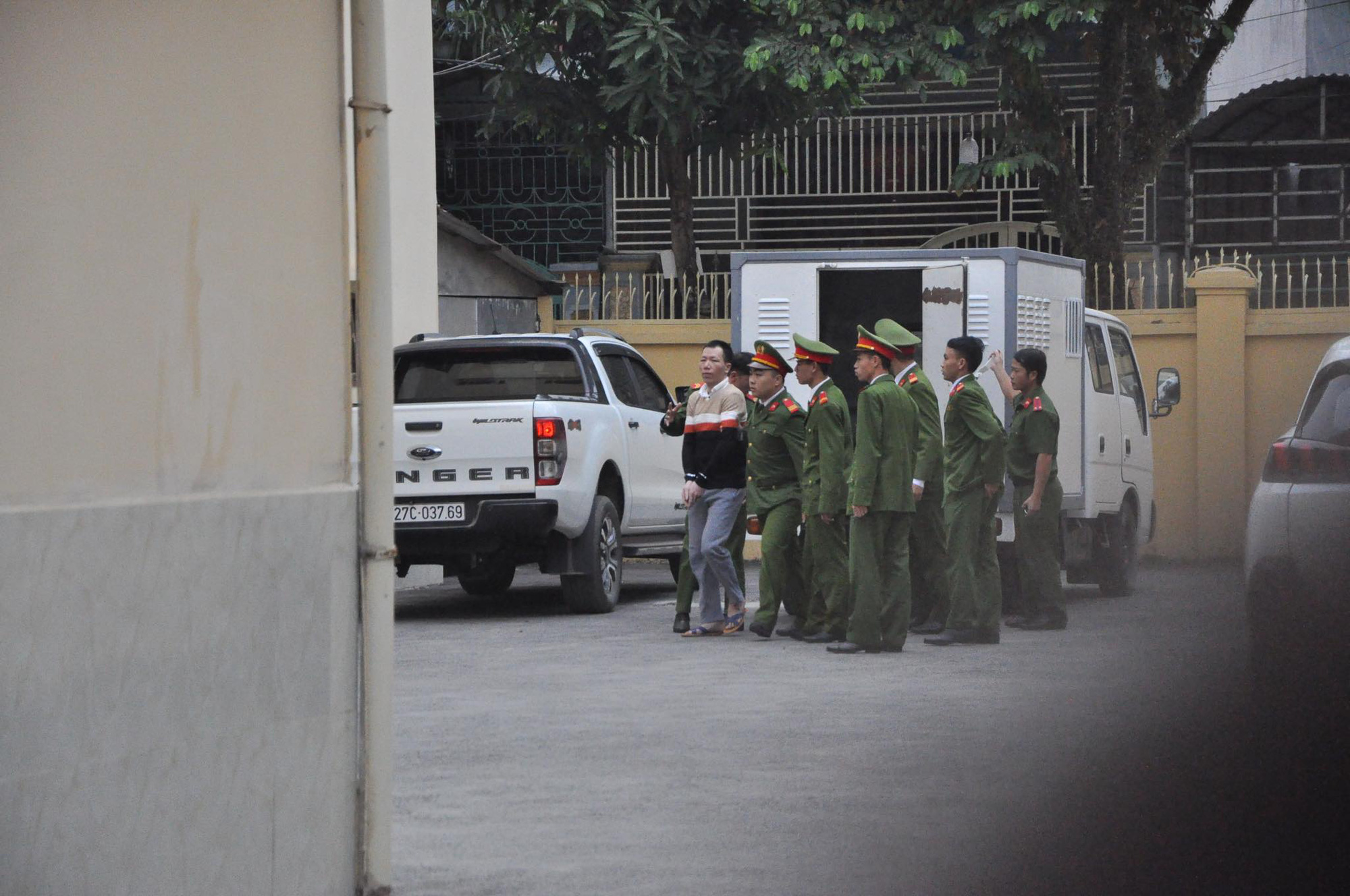 Xét xử vụ mẹ nữ sinh giao gà ở Điện Biên và đồng phạm:Bà Hiền khẳng định không quen biết Bùi Văn Công, liên tục kêu oan-22