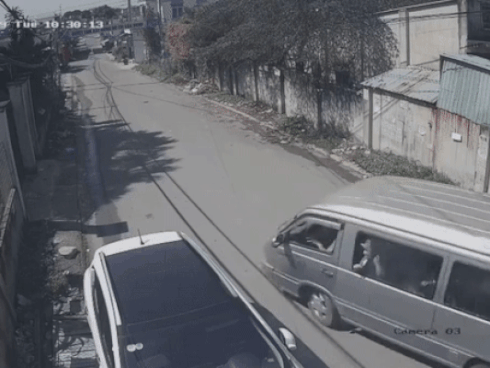 Thông tin bất ngờ vụ ô tô làm rơi 3 bé tiểu học xuống đường ở Đồng Nai: Do học sinh đùa giỡn?-3