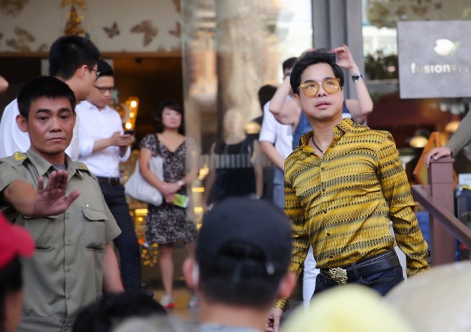 Đoàn người chen lấn khi Ngọc Sơn phát 10 tấn gạo và 100 triệu đồng-1