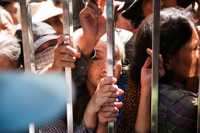 Đoàn người chen lấn khi Ngọc Sơn phát 10 tấn gạo và 100 triệu đồng-3