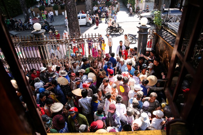 Đoàn người chen lấn khi Ngọc Sơn phát 10 tấn gạo và 100 triệu đồng-4