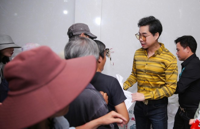 Đoàn người chen lấn khi Ngọc Sơn phát 10 tấn gạo và 100 triệu đồng-7