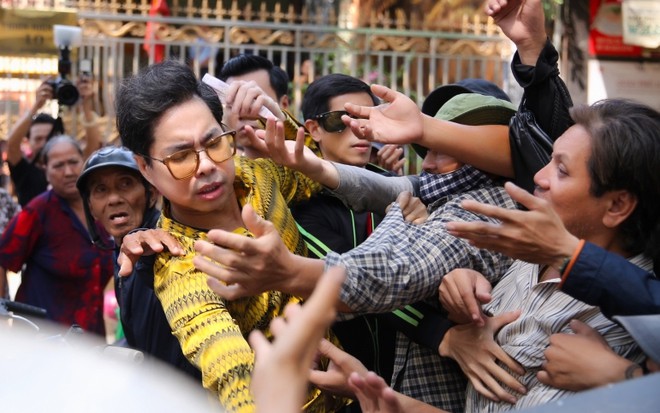 Đoàn người chen lấn khi Ngọc Sơn phát 10 tấn gạo và 100 triệu đồng-10