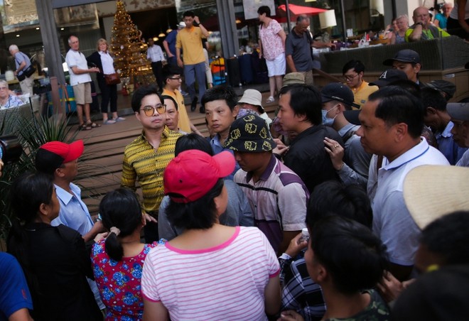 Đoàn người chen lấn khi Ngọc Sơn phát 10 tấn gạo và 100 triệu đồng-8