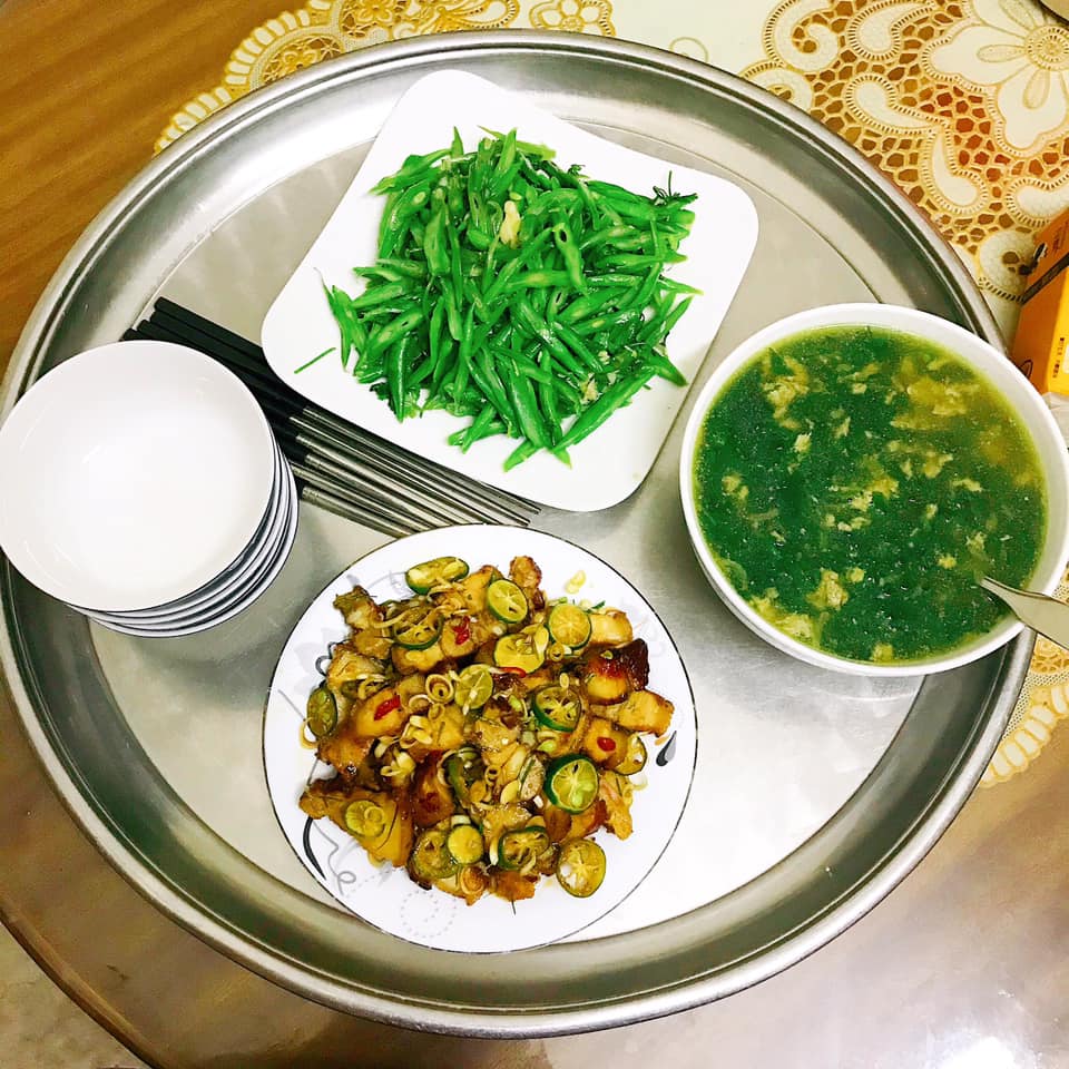 Mâm cơm gái Nghệ An nấu cho 5 người chưa tới 100k vẫn đề huề khiến chồng khen nở mũi-12