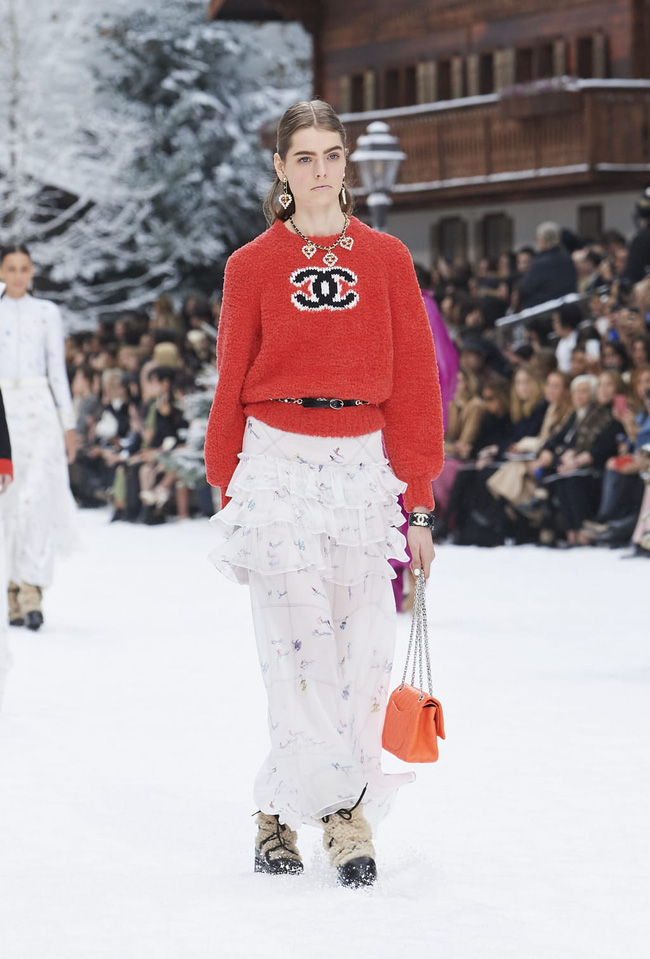 Chiếc áo quốc dân hot nhất Thu Đông này: Từ Phượng Chanel đến Ngọc Trinh, Chi Pu và cả loạt sao đều mê mẩn-8