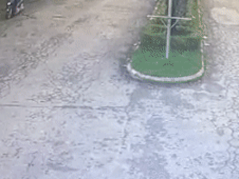 Dùng điện thoại khi lái xe, người đàn ông tông vào cột giữa đường