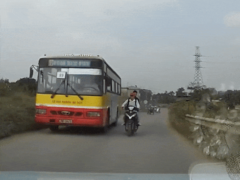 Khối hàng lớn rơi xuống từ trên cao, 3 mẹ con đi bộ suýt gặp nạn-1