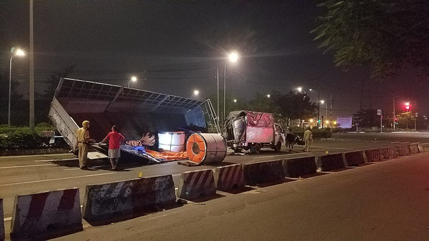 Hai vợ chồng trẻ trong xe tải bị cuộn tôn nặng hàng chục tấn đè trên đường phố, thoát chết thần kì-1