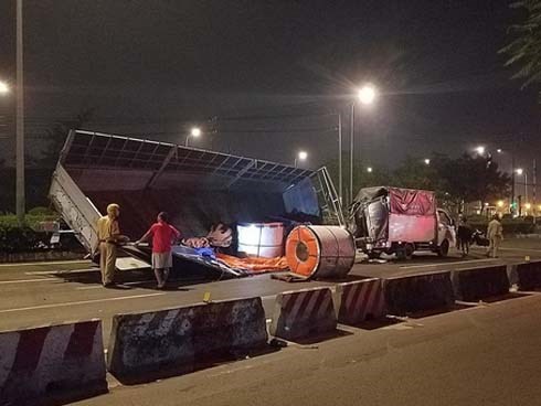 Hai vợ chồng trẻ trong xe tải bị cuộn tôn nặng hàng chục tấn đè trên đường phố, thoát chết thần kì