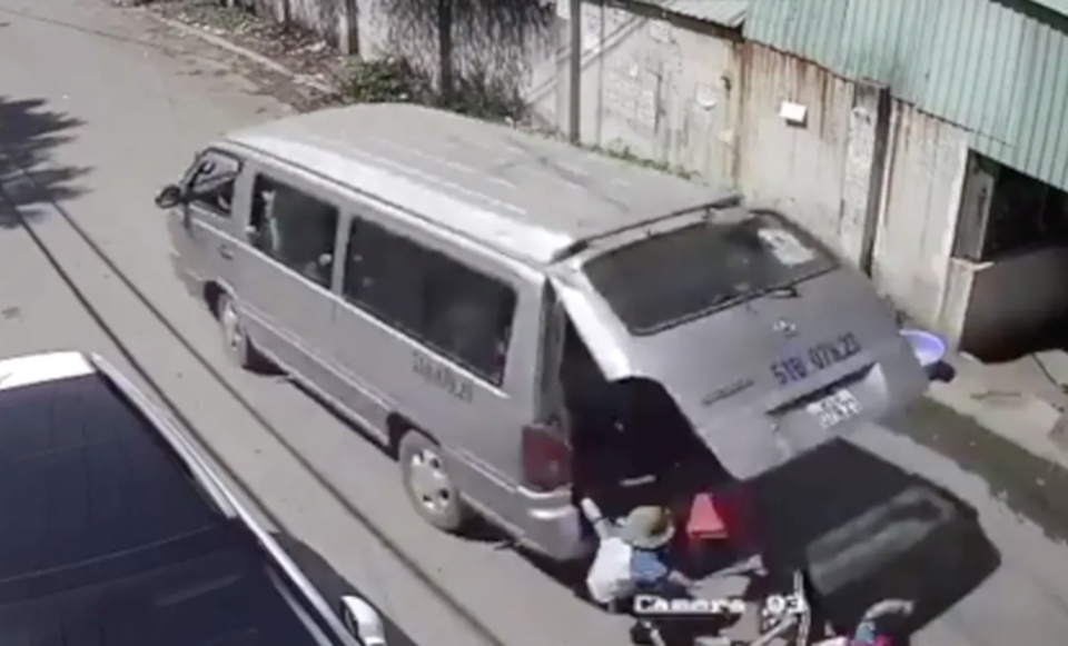 3 học sinh tiểu học bị văng khỏi xe đưa đón: Hiệu trưởng nói gì?-1