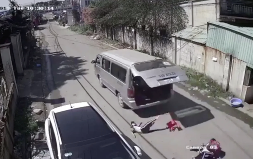 3 học sinh tiểu học bị văng khỏi xe đưa đón: Hiệu trưởng nói gì?-2