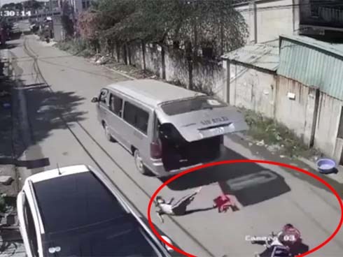 3 học sinh tiểu học bị văng khỏi xe đưa đón: Hiệu trưởng nói gì?