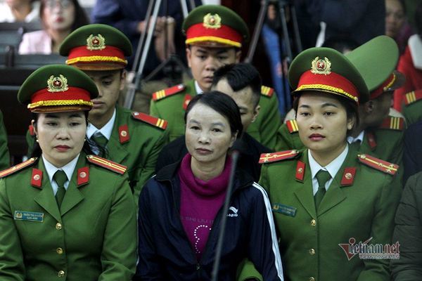 Mẹ nữ sinh Cao Mỹ Duyên kêu oan tại tòa-4