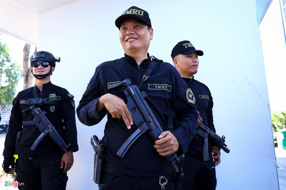Cảnh sát Philippines mang súng, bảo vệ buổi tập U22 Việt Nam-2