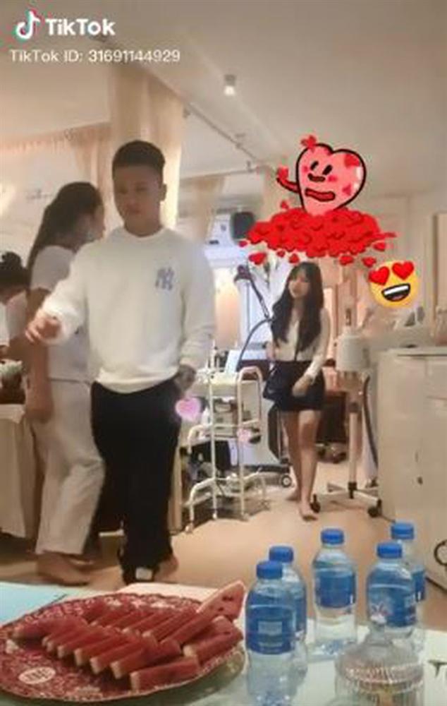 Quang Hải bị quay lén cảnh hẹn hò với hot girl 1m52, dân tình còn soi ra cầu thủ vẫn like đều tay ảnh người cũ: Không biết ai đó có ghen không ta?-3