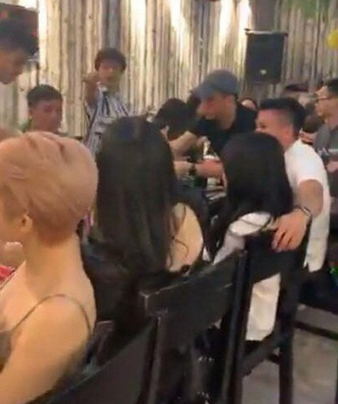 Quang Hải bị quay lén cảnh hẹn hò với hot girl 1m52, dân tình còn soi ra cầu thủ vẫn like đều tay ảnh người cũ: Không biết ai đó có ghen không ta?-4