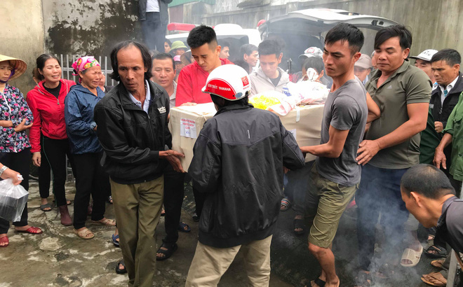 Hàng nghìn người đón thi thể các nạn nhân tử vong trong thùng xe cotainer ở Anh về quê nhà Nghệ An, Hà Tĩnh-1