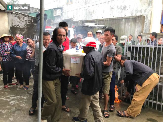 Hàng nghìn người đón thi thể các nạn nhân tử vong trong thùng xe cotainer ở Anh về quê nhà Nghệ An, Hà Tĩnh-5