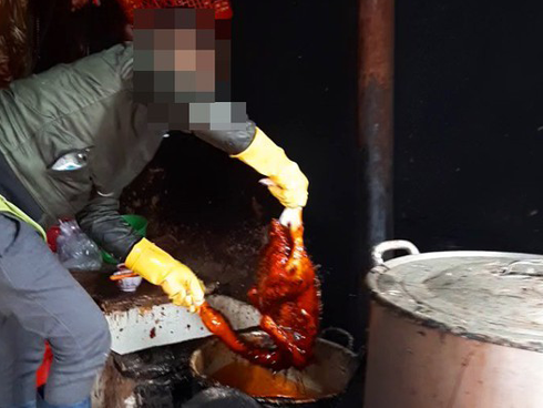 Món xiên xiên chiên giòn đẫm dầu mỡ hút khách cực mạnh ngày gió mùa về: Kinh hãi từ công nghệ sản xuất đến khi ăn vào-6