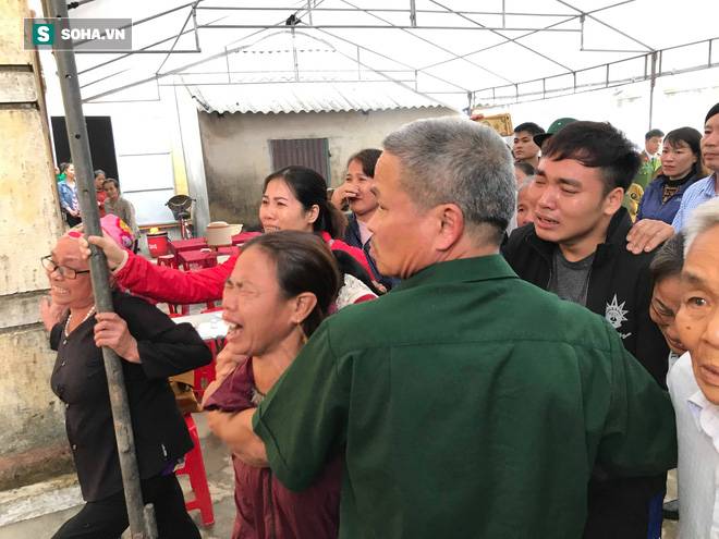 Hàng nghìn người đón thi thể các nạn nhân tử vong trong thùng xe cotainer ở Anh về quê nhà Nghệ An, Hà Tĩnh-7