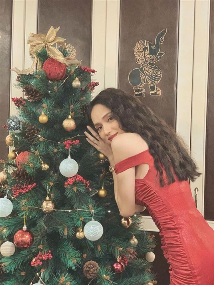 Hoa hậu Hương Giang mặc váy siêu ngắn bó sát khoe dáng đẹp như tranh-2