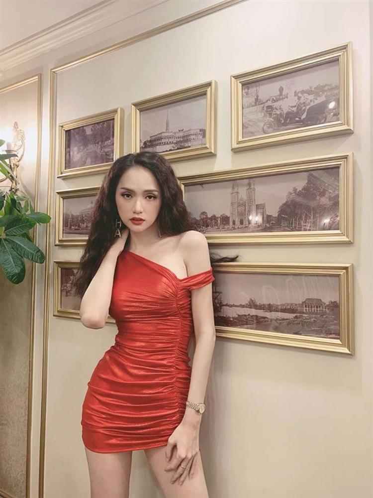 Hoa hậu Hương Giang mặc váy siêu ngắn bó sát khoe dáng đẹp như tranh-5
