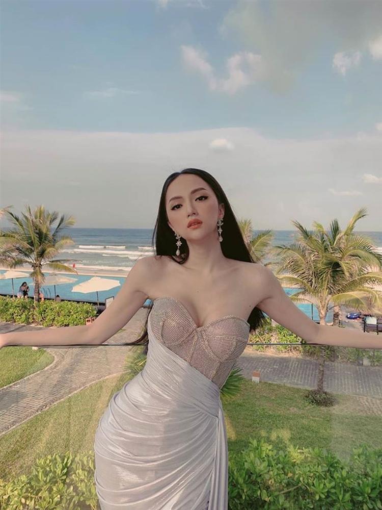 Hoa hậu Hương Giang mặc váy siêu ngắn bó sát khoe dáng đẹp như tranh-6