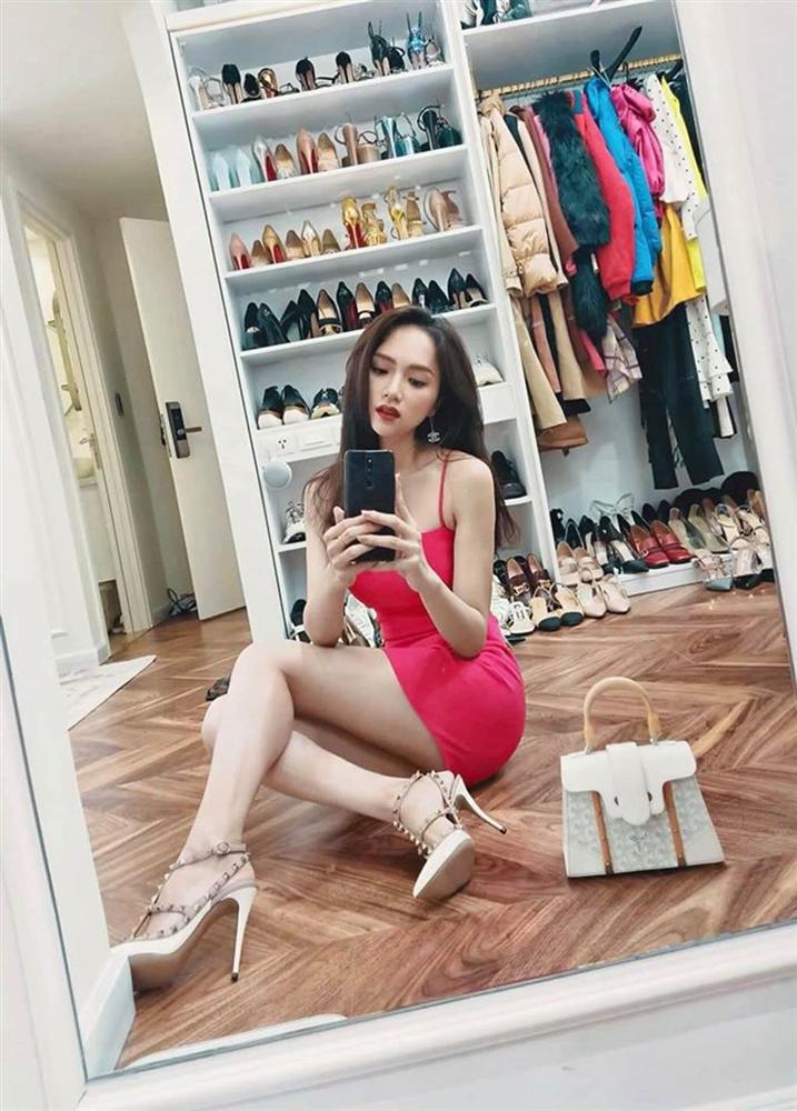 Hoa hậu Hương Giang mặc váy siêu ngắn bó sát khoe dáng đẹp như tranh-8