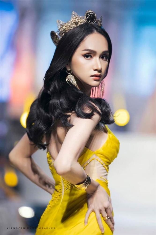 Hoa hậu Hương Giang mặc váy siêu ngắn bó sát khoe dáng đẹp như tranh-11