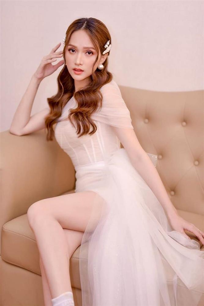Hoa hậu Hương Giang mặc váy siêu ngắn bó sát khoe dáng đẹp như tranh-13