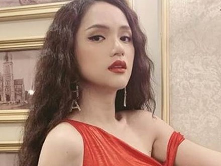 Hoa hậu Hương Giang mặc váy siêu ngắn bó sát khoe dáng đẹp như tranh